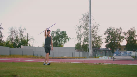 Sportler-Macht-Speerwurf-Auf-Sportplatz.-Männlicher-Athlet-Wirft-Den-Speer-Im-Olympiastadion.-Sportler-In-Sportkleidung-Auf-Der-Leichtathletikbahn-Im-Profistadion